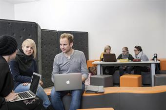 Dieses Bild zeigt eine Gruppe von Studierenden in dem Aufenthaltsraum des Fachbereichs für Wirtschaftswissenschafen.